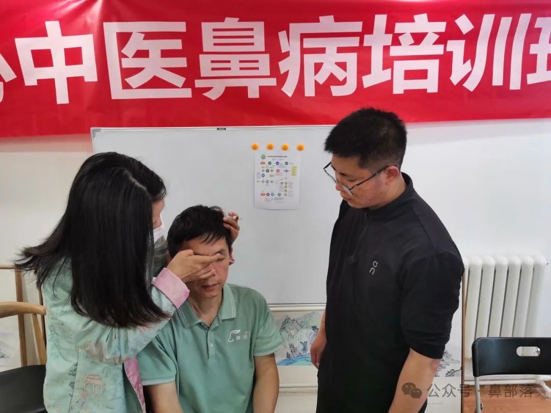 鼻部落鼻健康实用技术手法培训班的学员认真练习手法