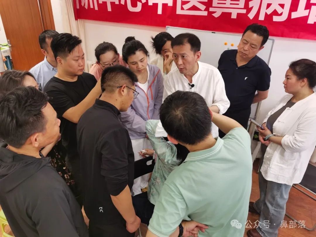 鼻部落鼻健康实用技术手法培训202505期的学员认真听鼻病专家陈恭健老师讲授鼻健康调理手法